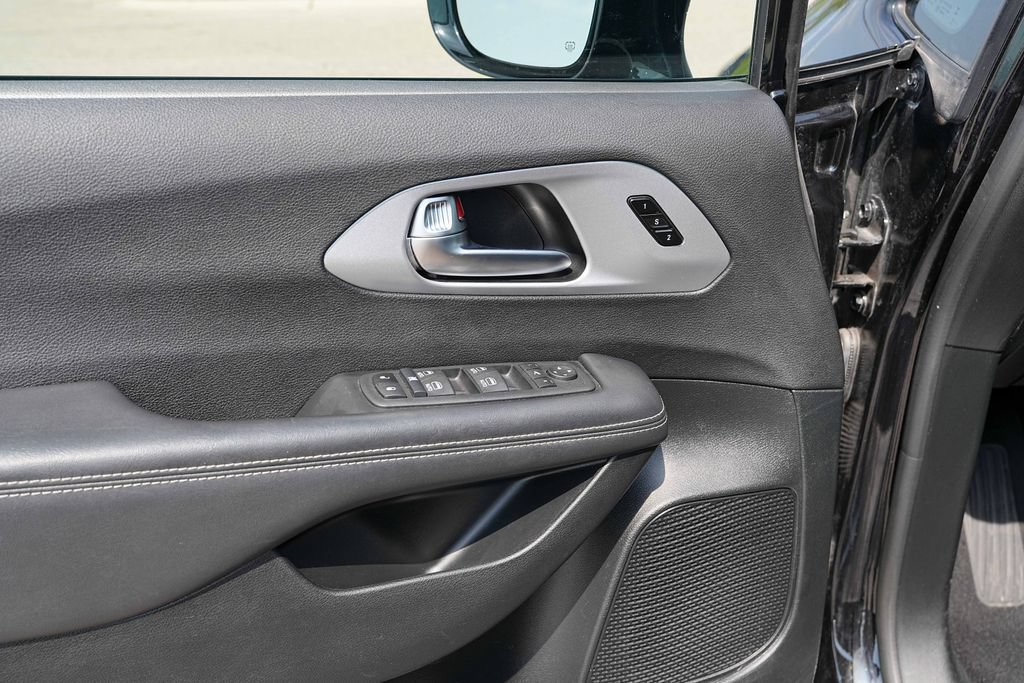 Used 2025 Chrysler Pacifica Limited FWD image 26
