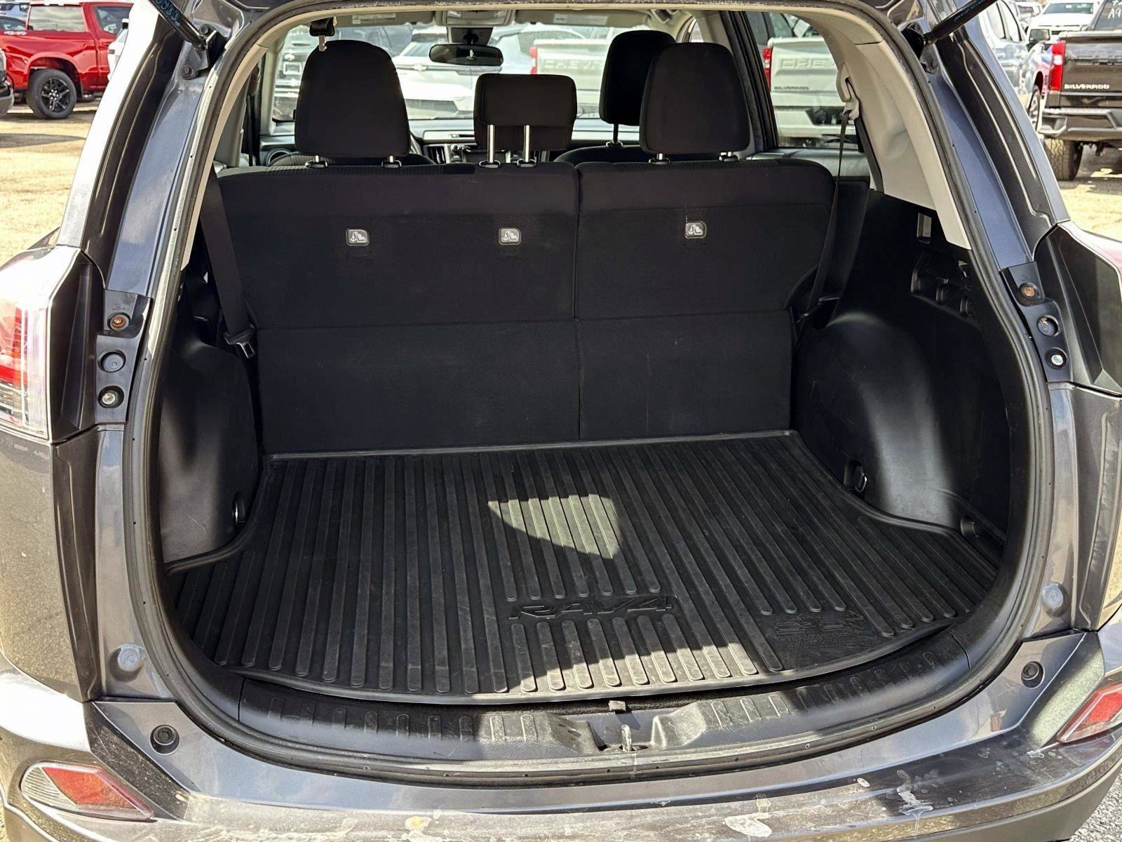 Used 2018 Toyota RAV4 LE image 10