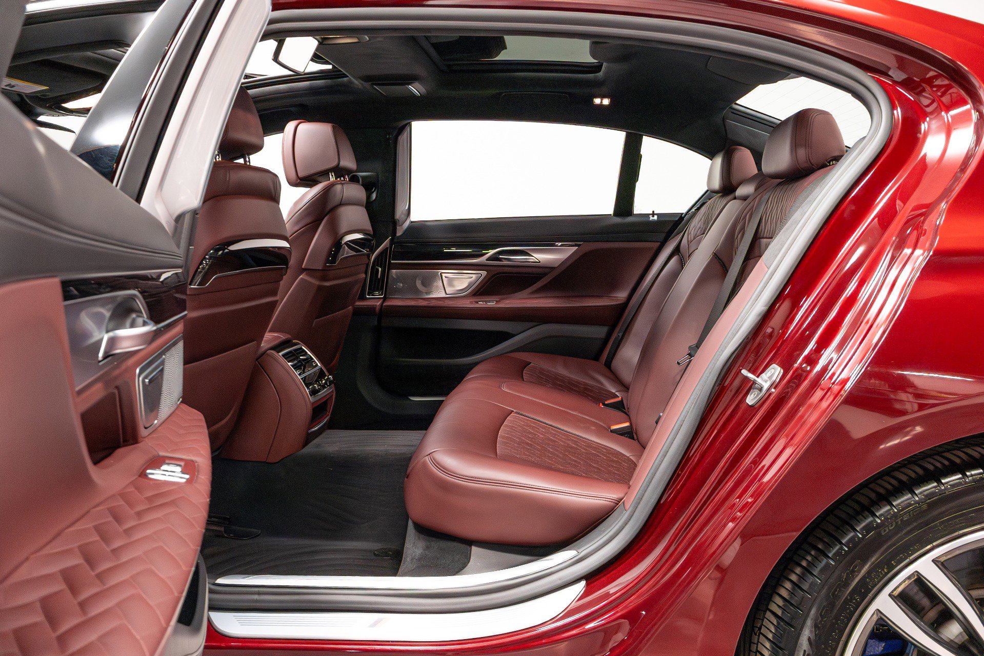 Used 2020 BMW 750i xDrive w/ Executive Package image 35