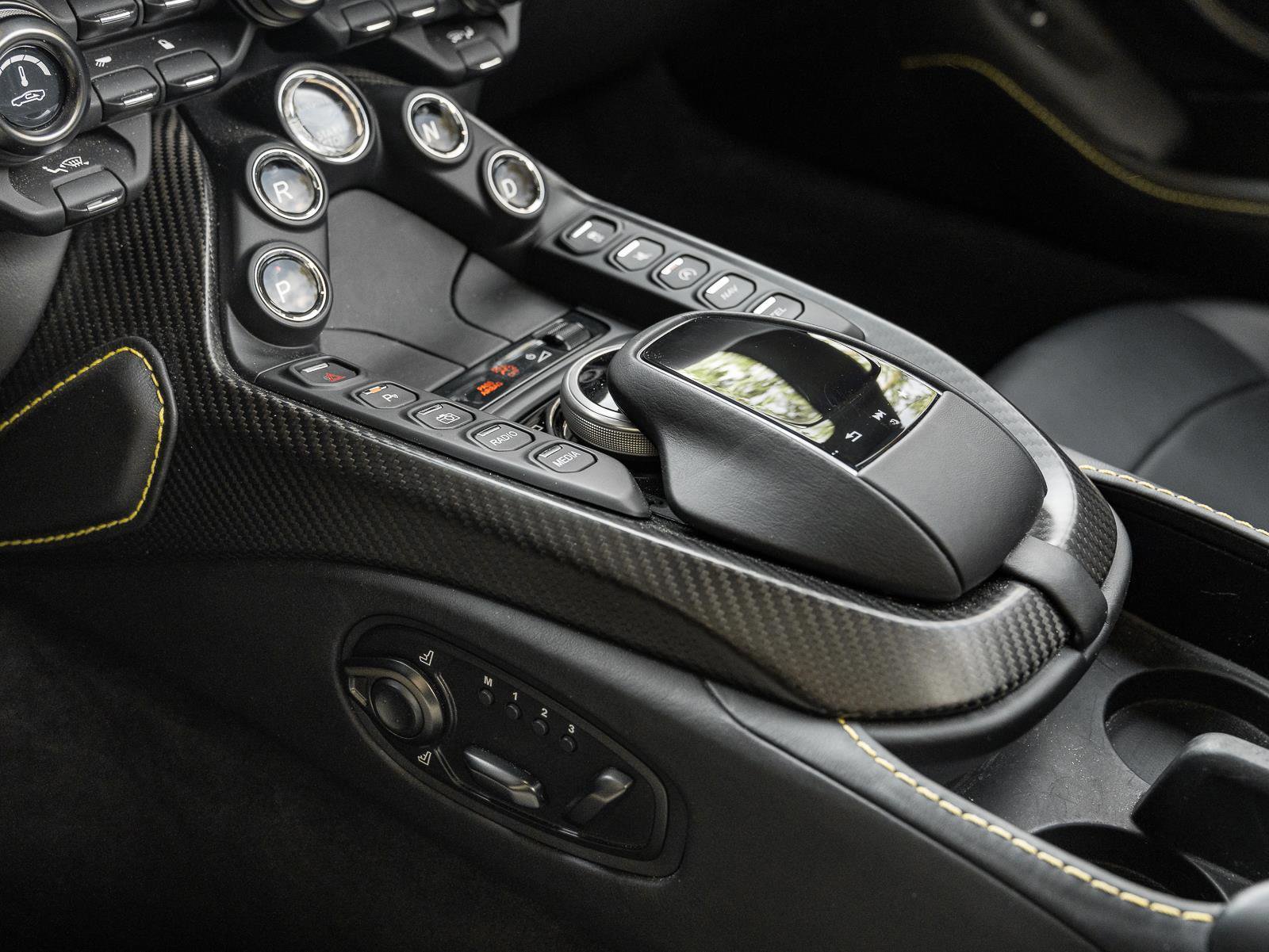 Used 2021 Aston Martin V8 Vantage Roadster image 24