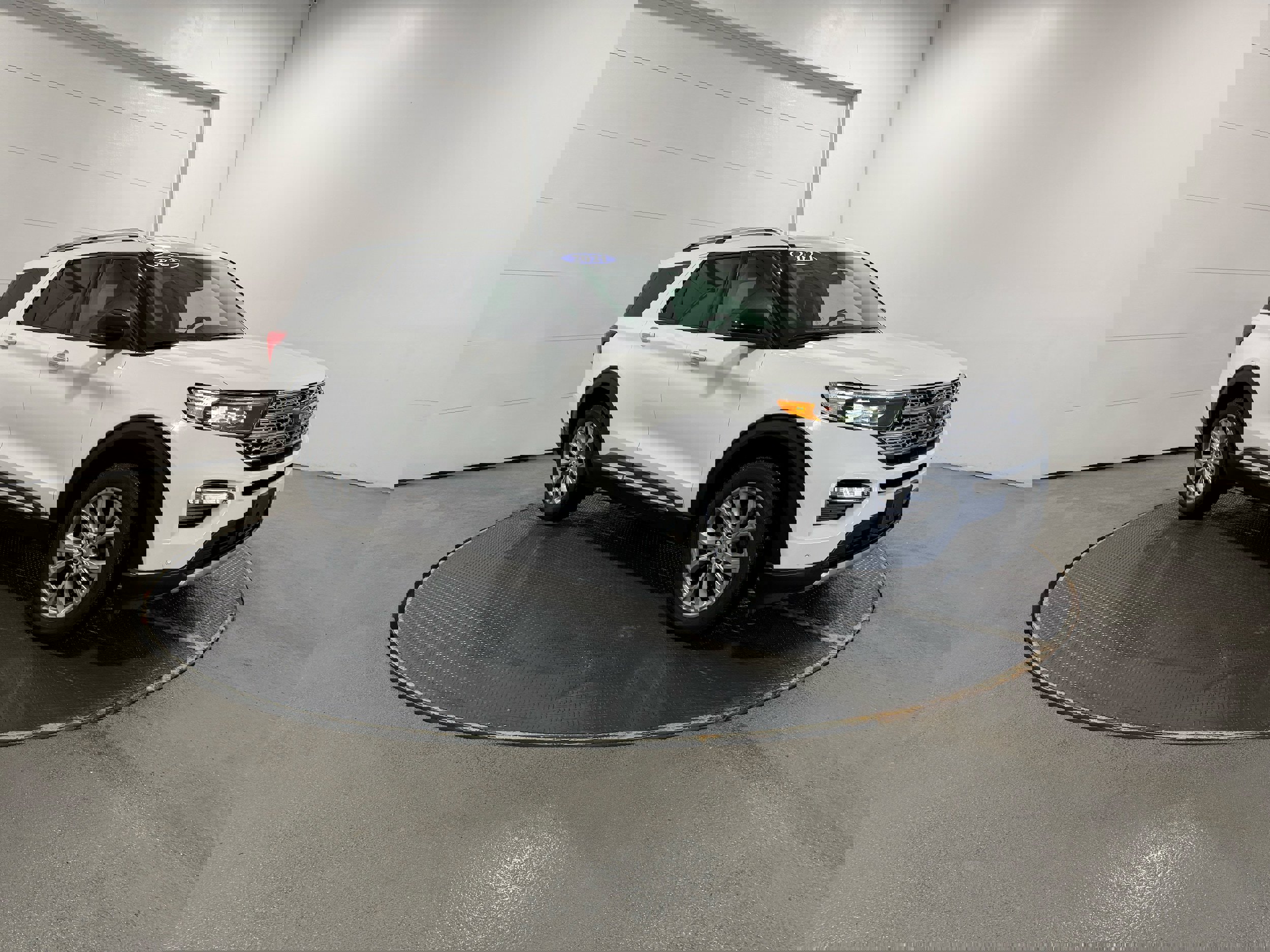 Used 2021 Ford Explorer Limited w/ Equipment Group 301A image 2