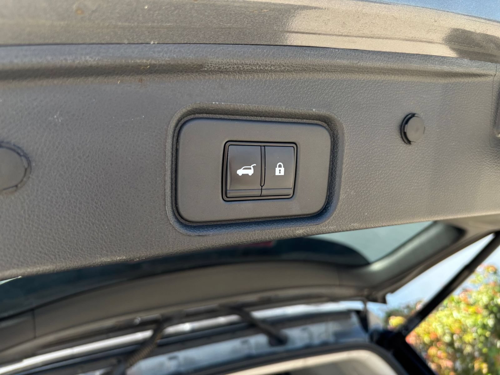 Used 2025 Nissan Pathfinder SV FWD image 23