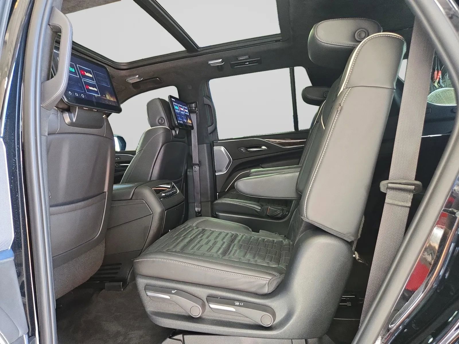 Used 2023 Cadillac Escalade Sport Platinum w/ LPO, ONYX Package AWD/4WD image 27