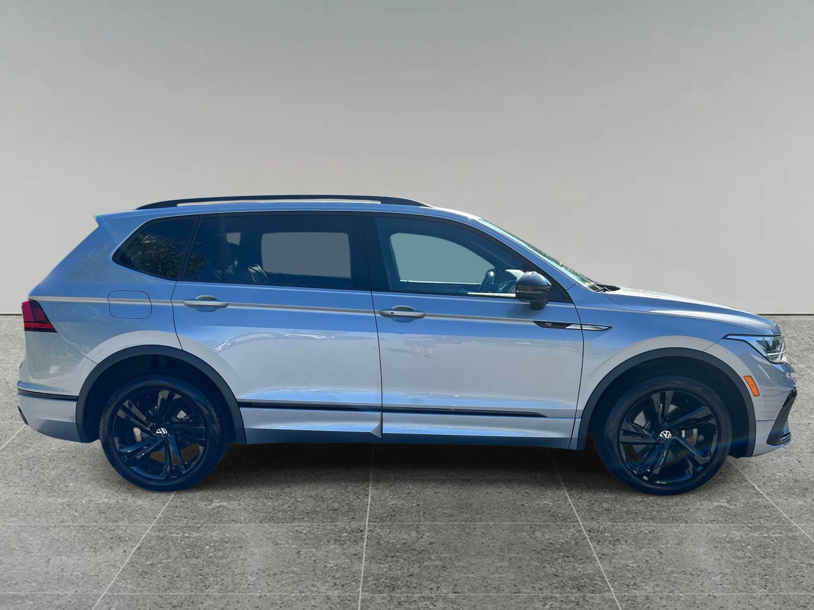 Used 2023 Volkswagen Tiguan SE R-Line FWD image 6