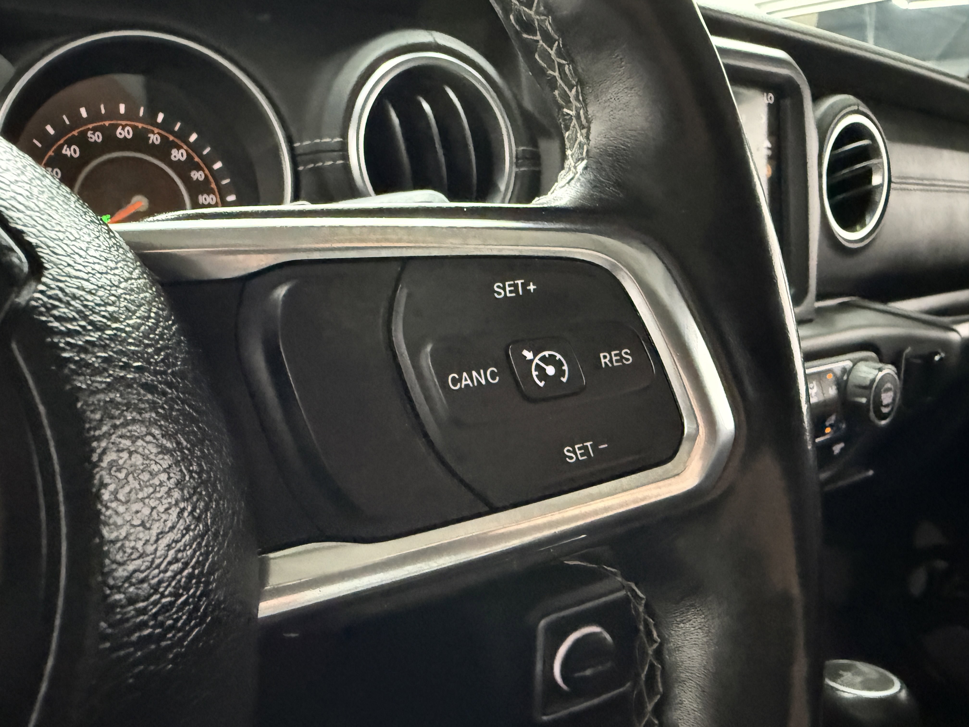 Used 2018 Jeep Wrangler Unlimited Sahara w/ Uconnect 4C Nav & Sound Group AWD/4WD image 15