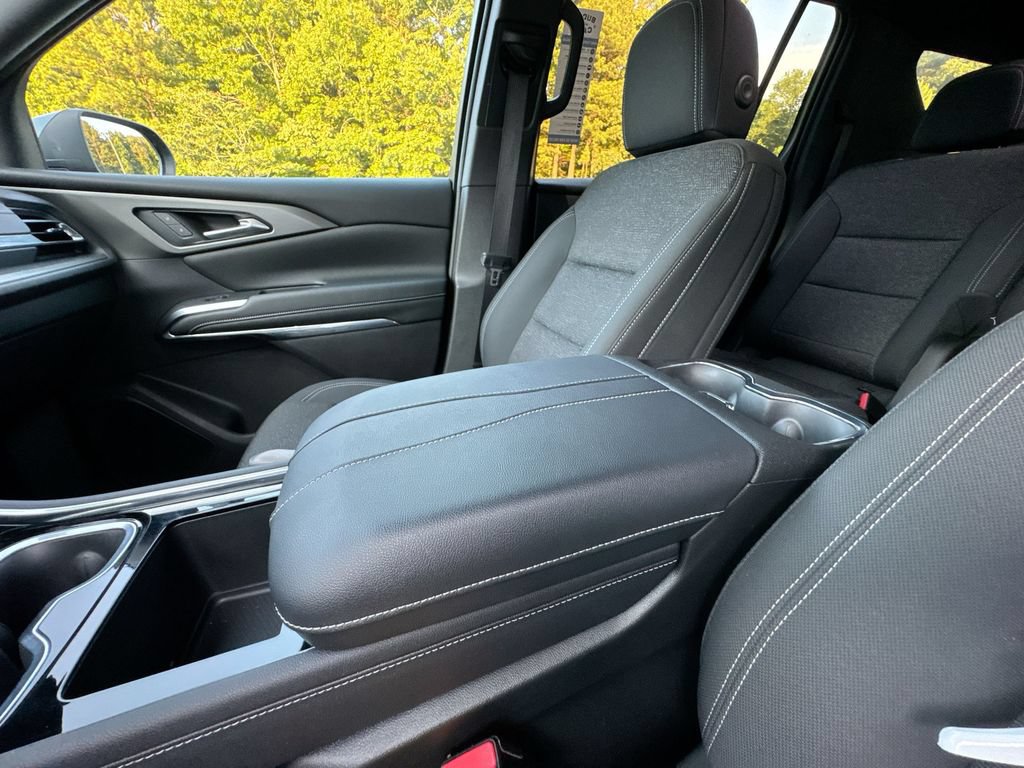 Used 2025 Chevrolet Traverse LT FWD image 24