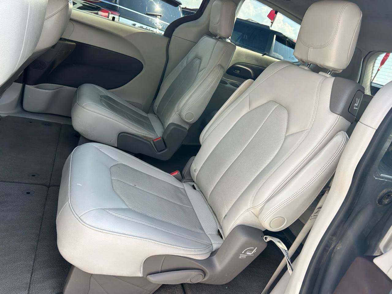 Used 2021 Chrysler Pacifica Touring-L w/ Premium & Safety Sphere Group FWD image 12