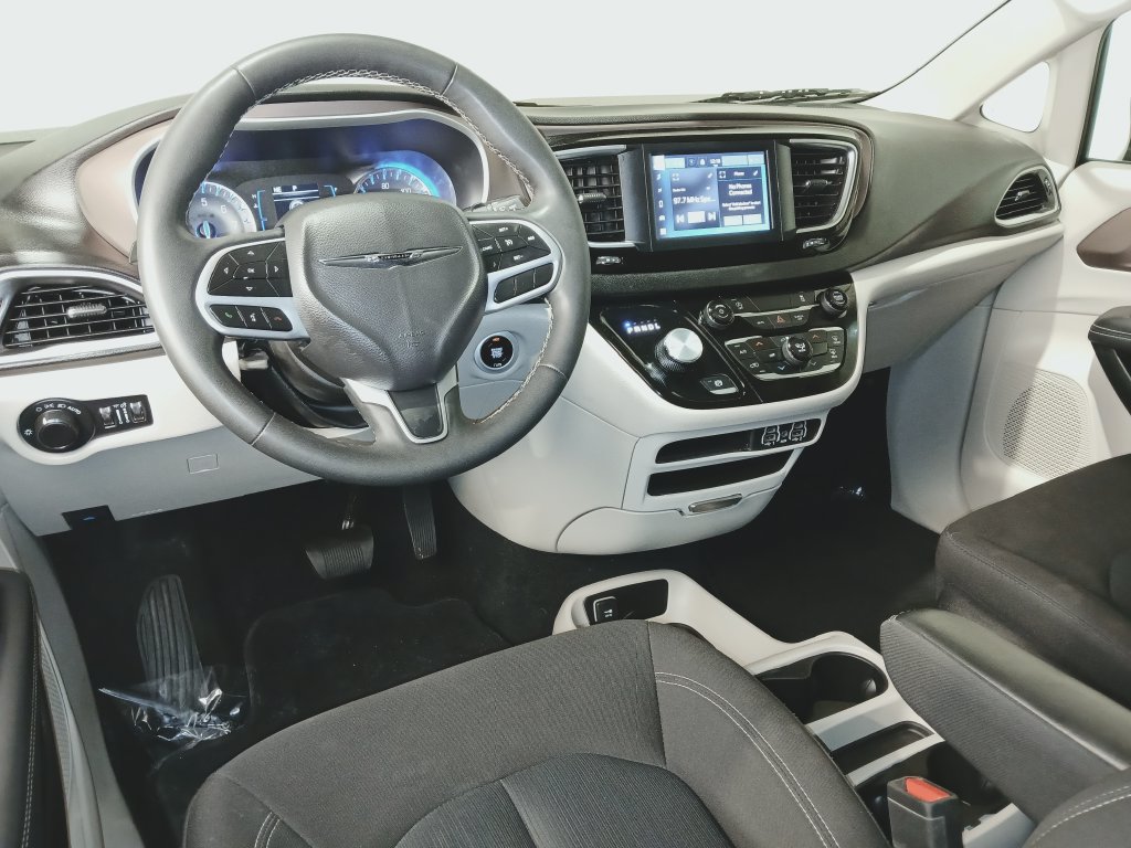 Used 2024 Chrysler Voyager LX FWD image 9