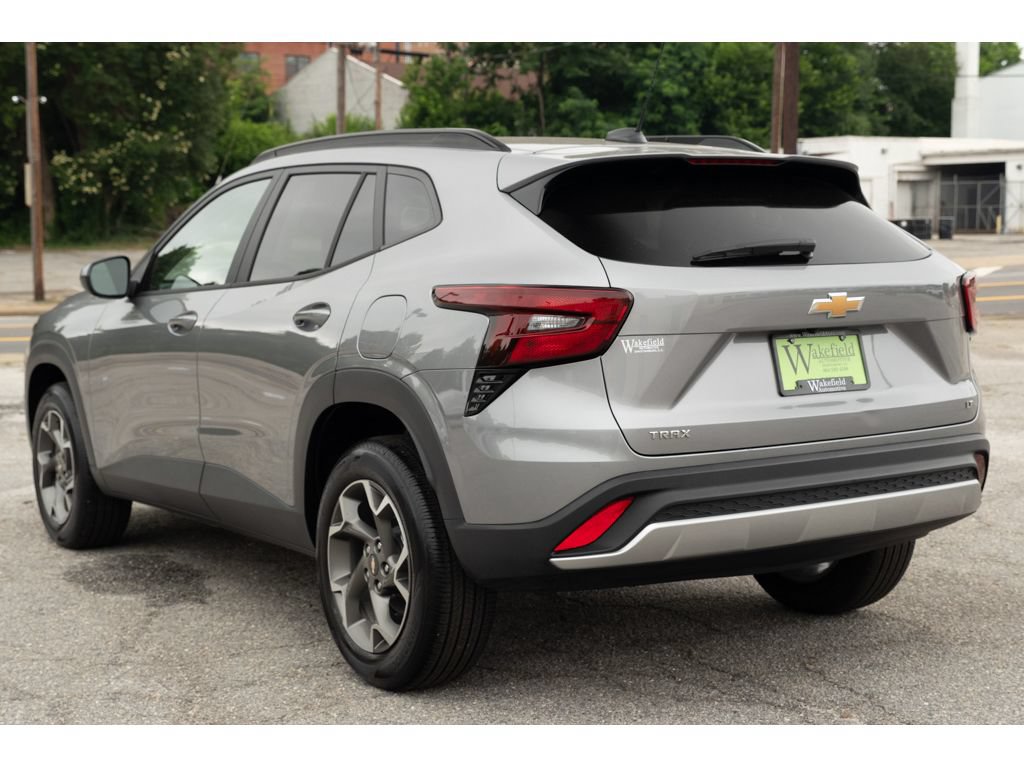 Used 2025 Chevrolet Trax LT FWD image 6