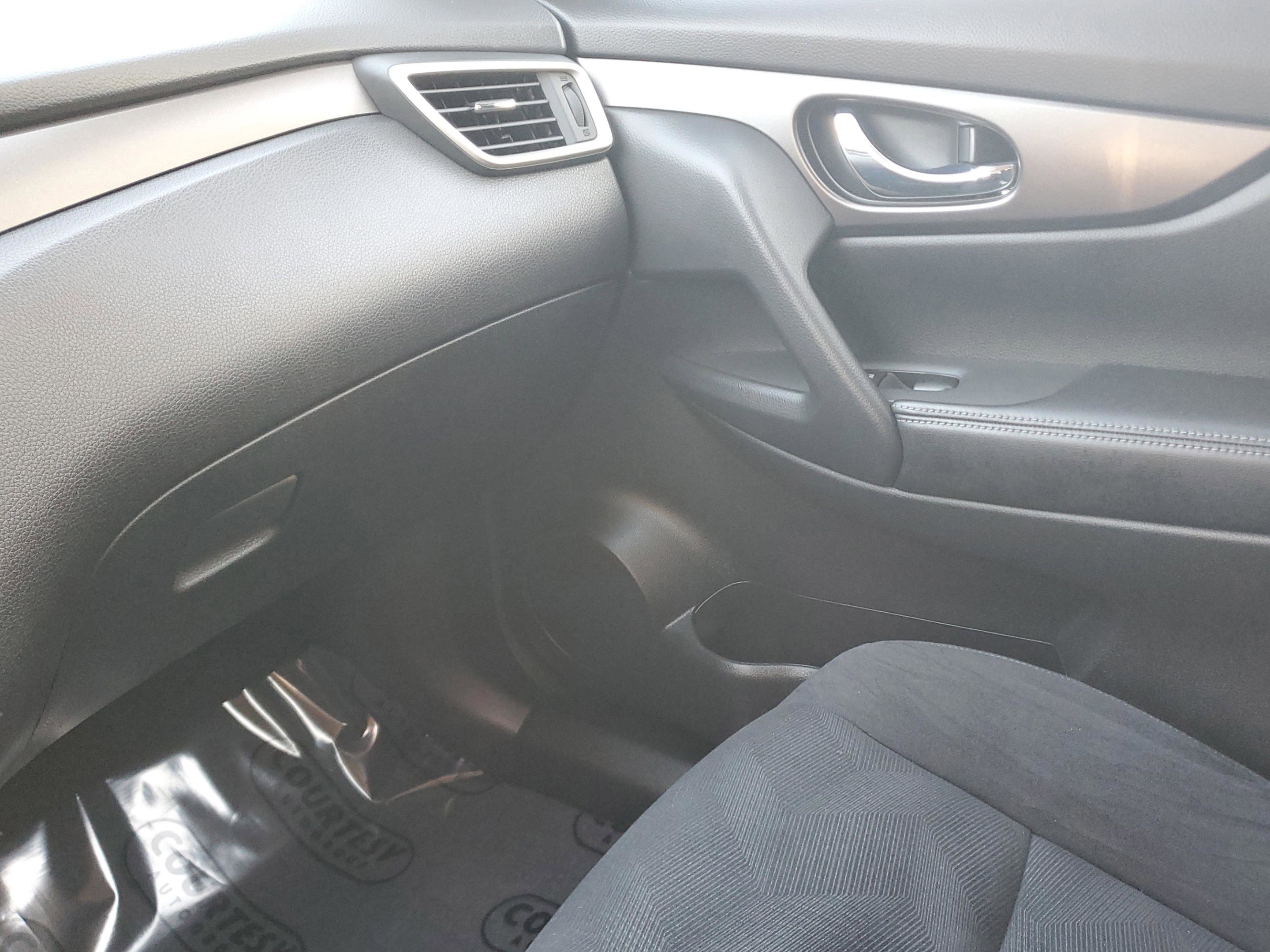 Used 2016 Nissan Rogue SV w/ SV Premium Package image 25