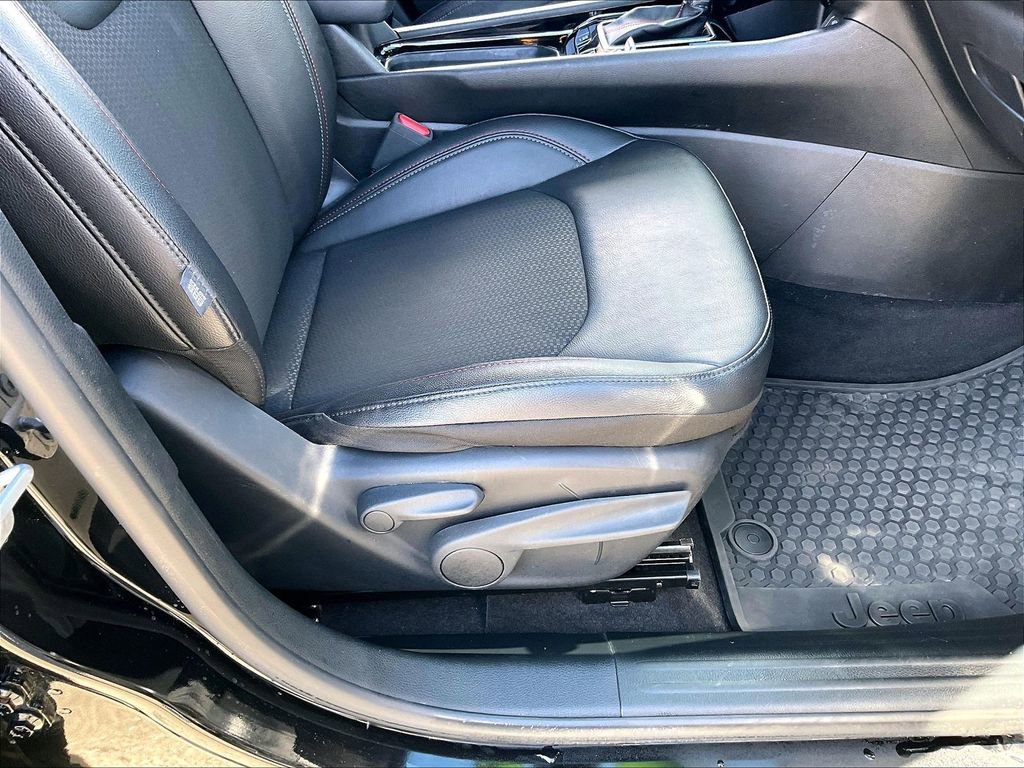 Used 2025 Jeep Compass Trailhawk image 35