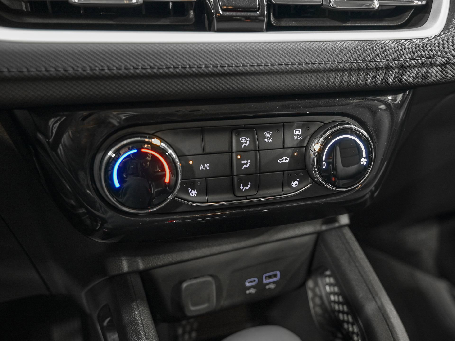 Used 2024 Chevrolet TrailBlazer LT w/ LT Cold Weather Package AWD/4WD image 22