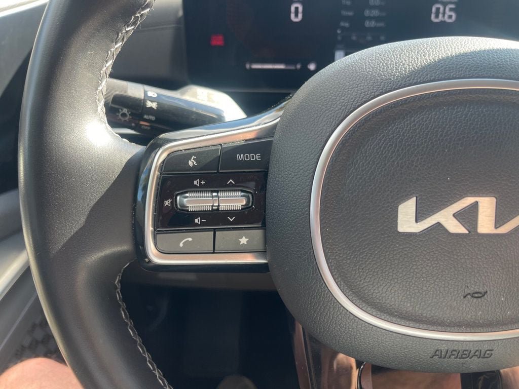 Used 2026 Kia Carnival FWD image 16