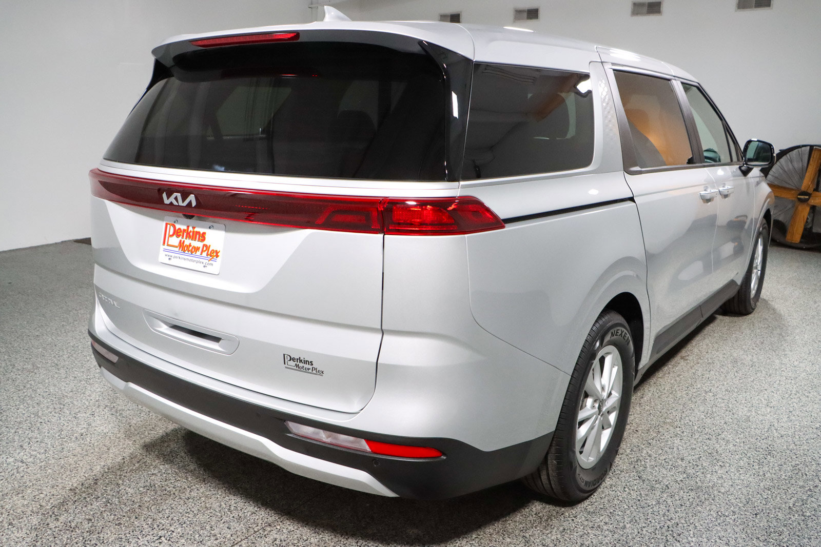 Used 2023 Kia Carnival LX image 7