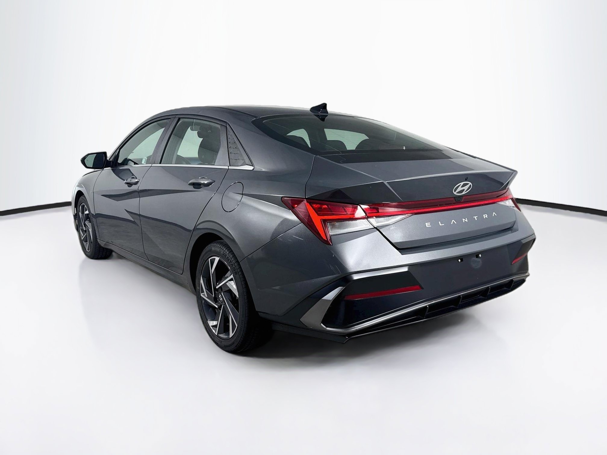 Used 2025 Hyundai Elantra SEL FWD image 31