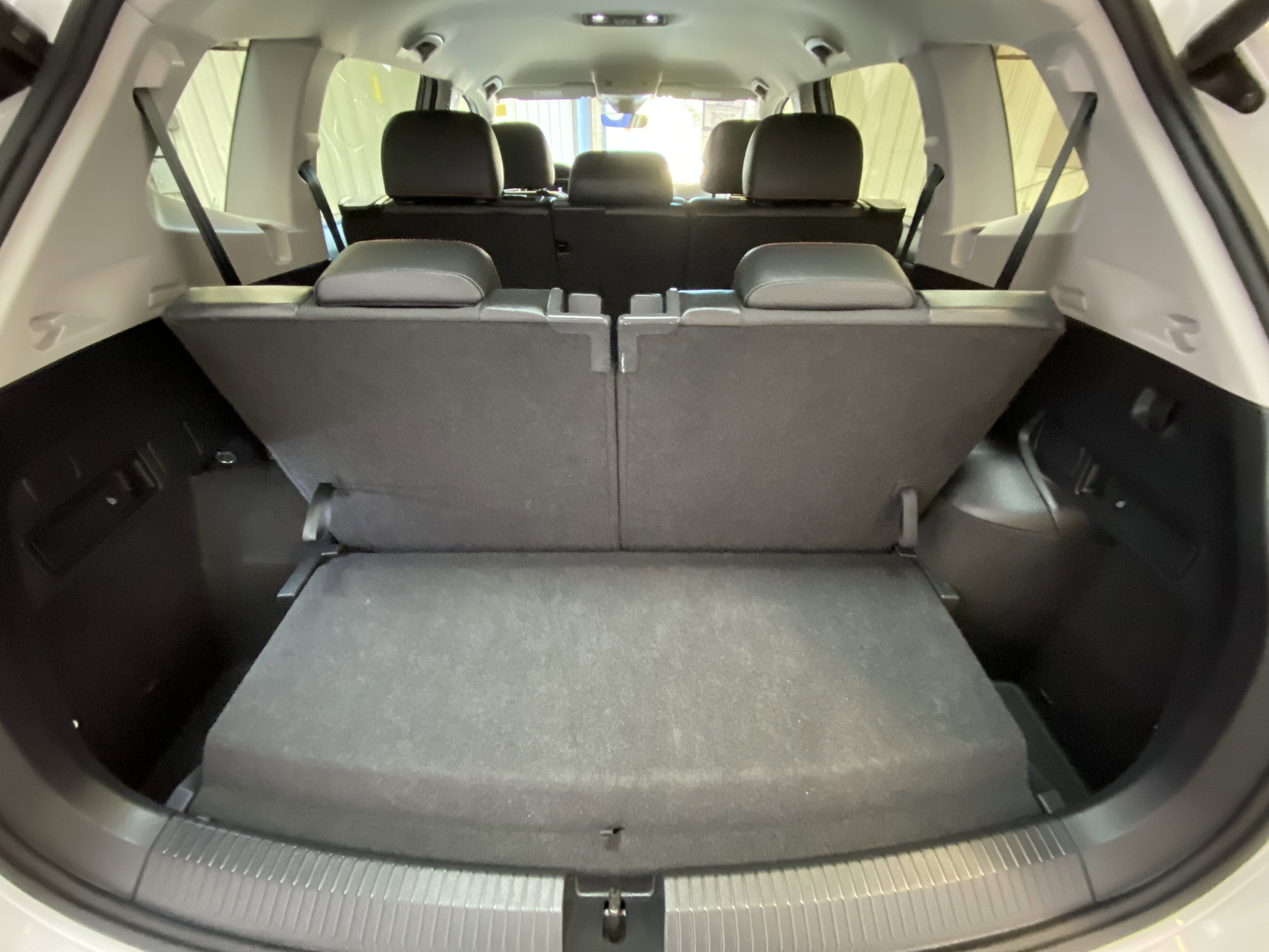 Used 2024 Volkswagen Tiguan SE image 28