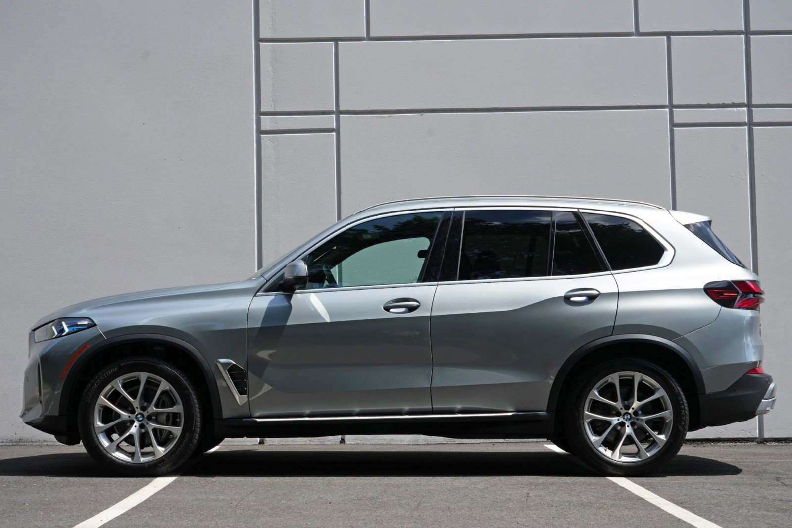 Used 2024 BMW X5 xDrive40i w/ Premium Package AWD/4WD image 9