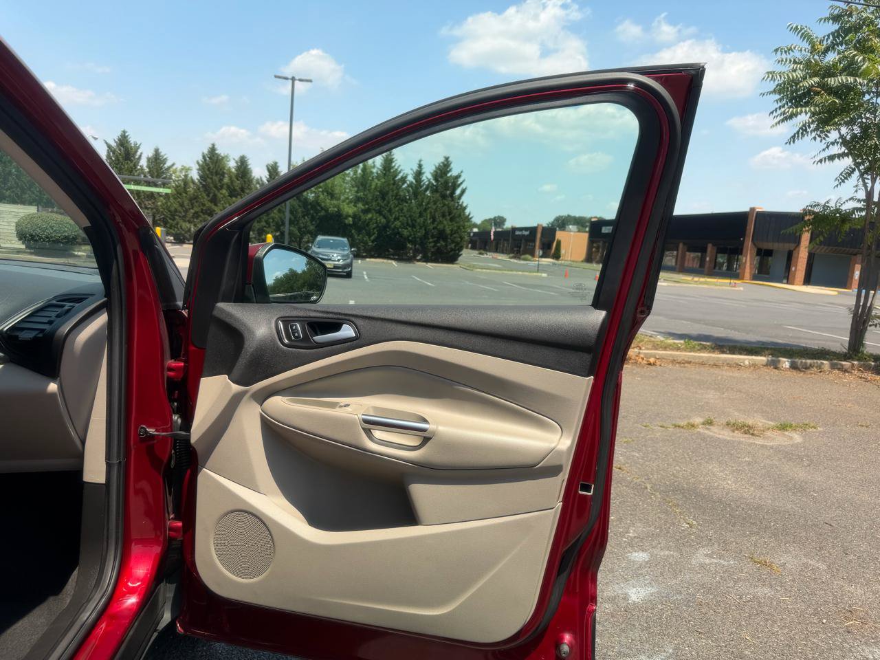 Used 2017 Ford Escape SE w/ SE Leather Comfort Package AWD/4WD image 19