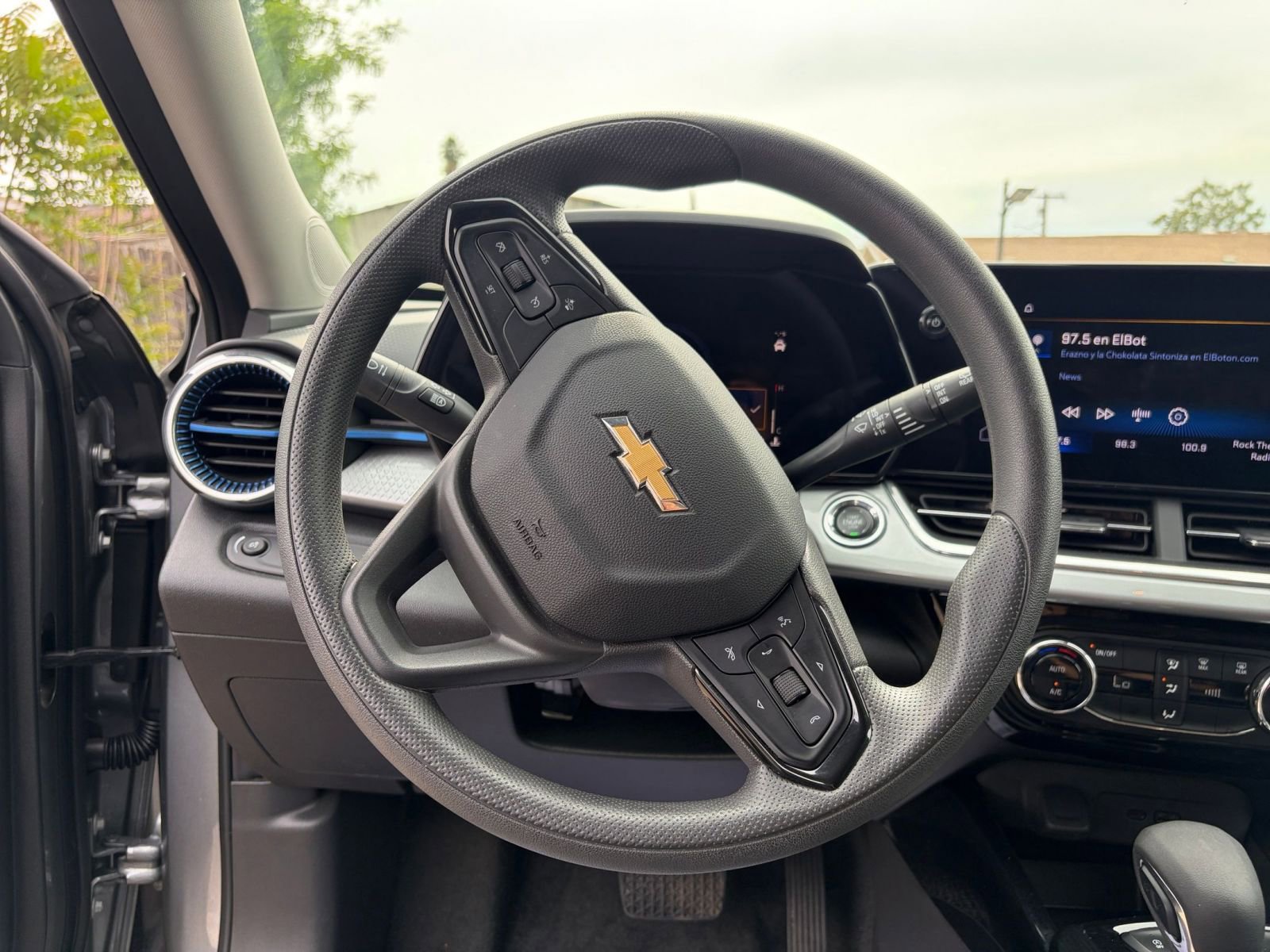 Used 2025 Chevrolet Trax LT image 28