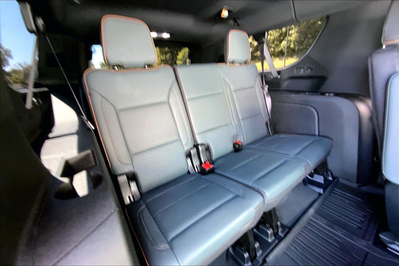 Used 2025 GMC Yukon XL AT4 w/ AT4 Premium Package AWD/4WD image 27