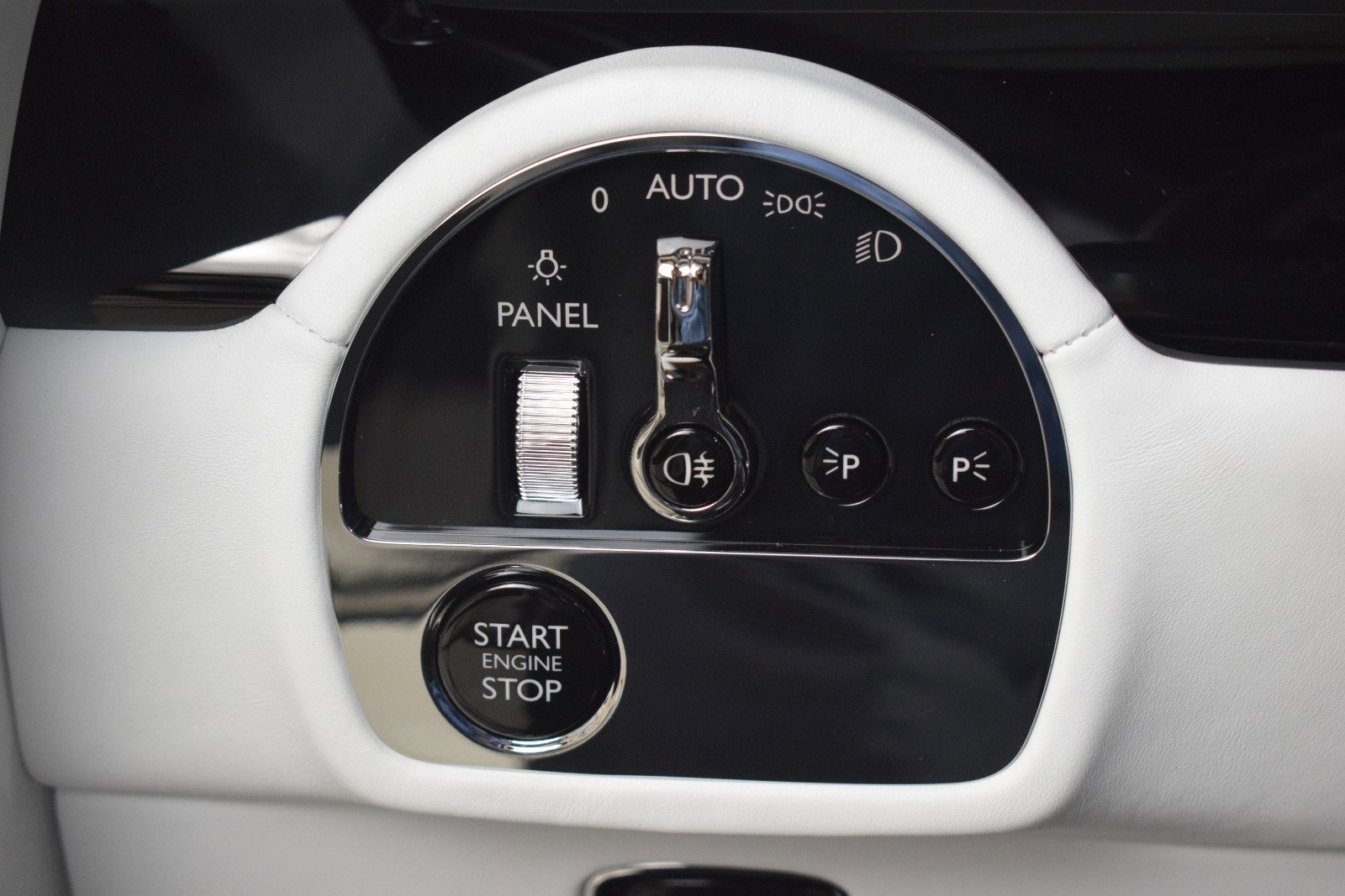 New 2025 Rolls-Royce Spectre w/ Leather Finishing Pack image 28