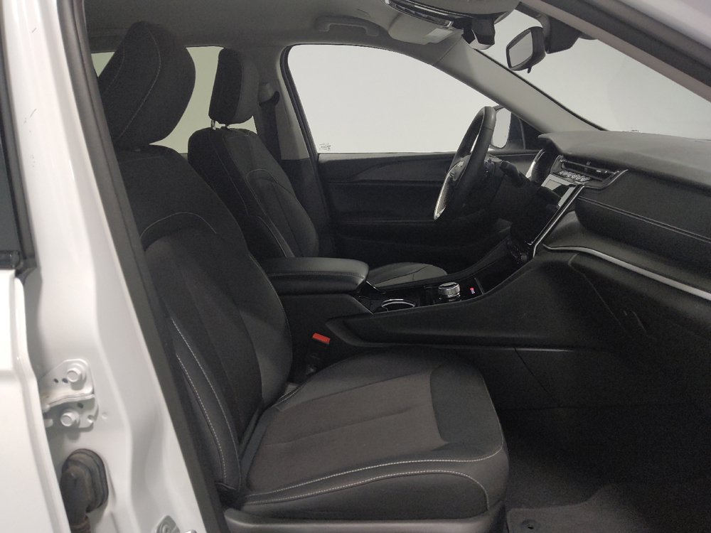 Used 2023 Jeep Grand Cherokee Laredo w/ Luxury Tech Group I AWD/4WD image 21