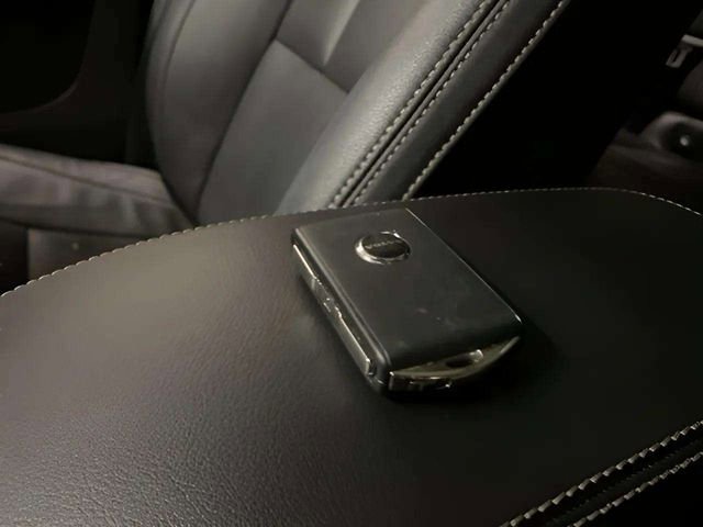 Used 2025 Volvo XC40 B5 Plus image 10