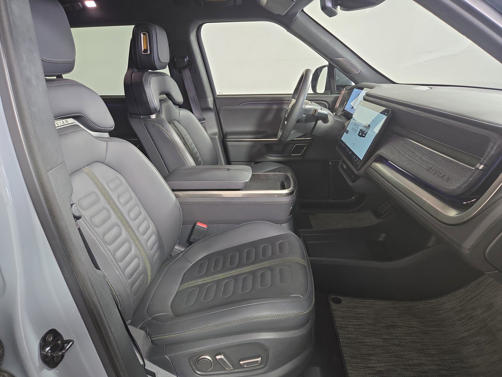 Used 2023 Rivian R1S Adventure AWD/4WD image 24