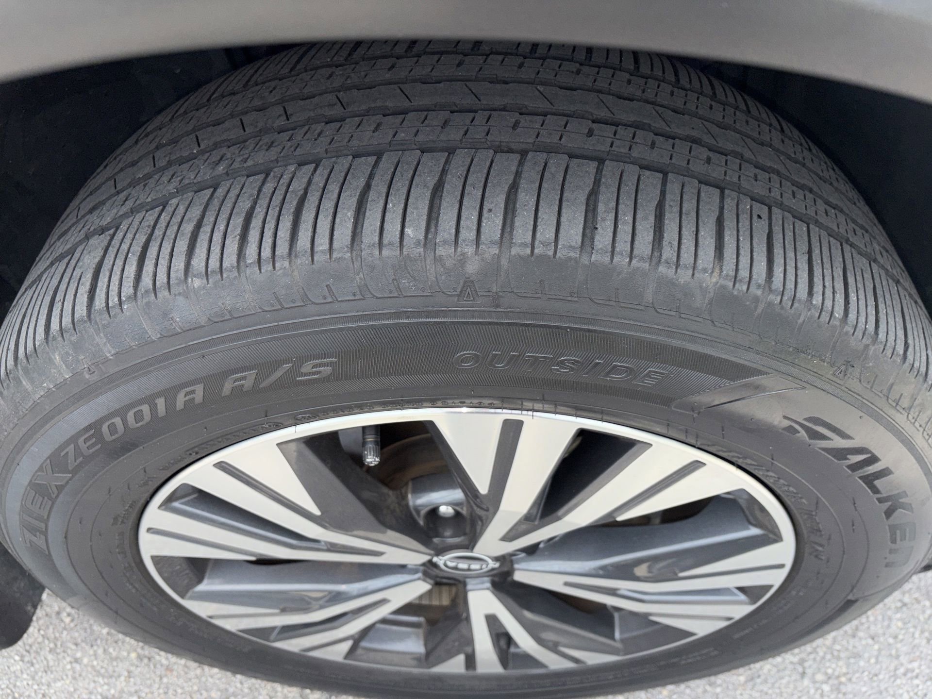 Used 2023 Nissan Rogue SV w/ SV Premium B Package image 9