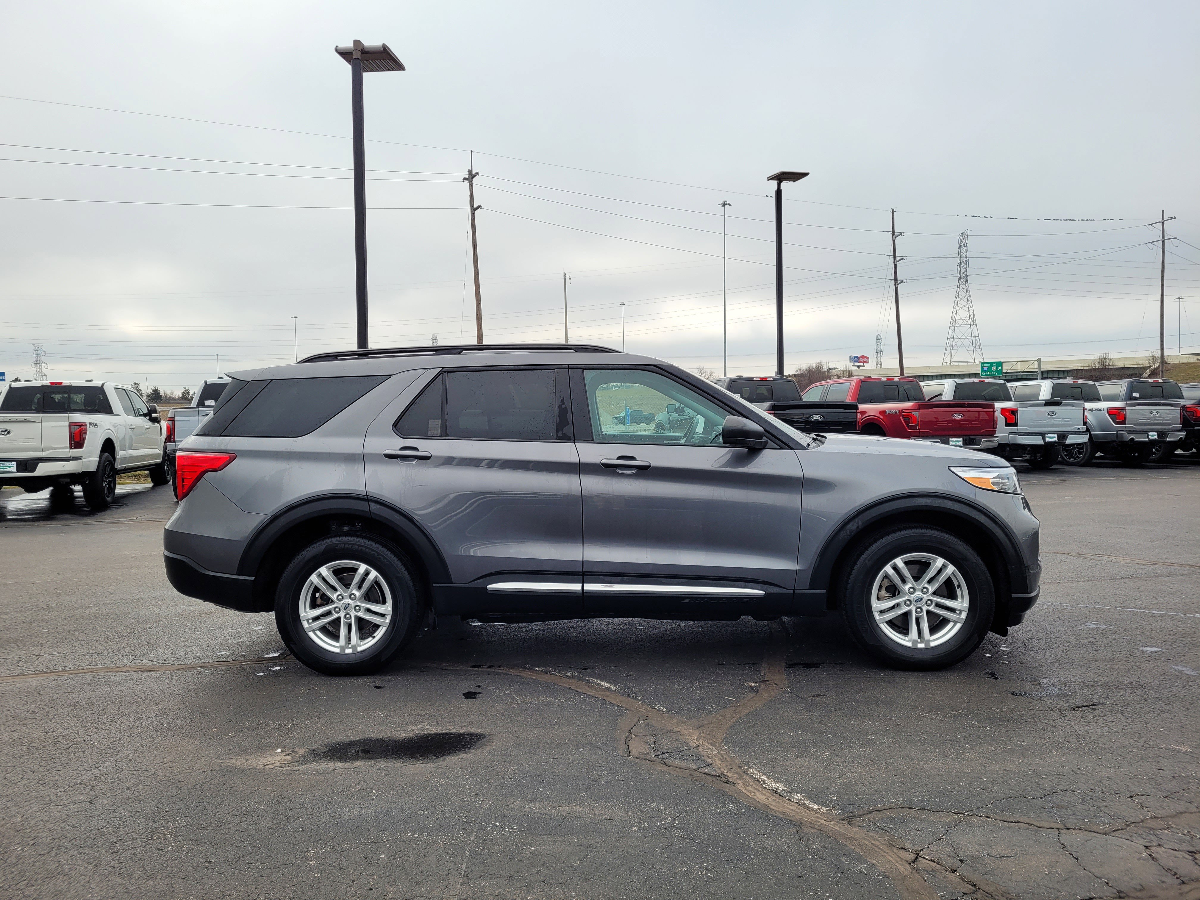 Used 2022 Ford Explorer XLT image 2