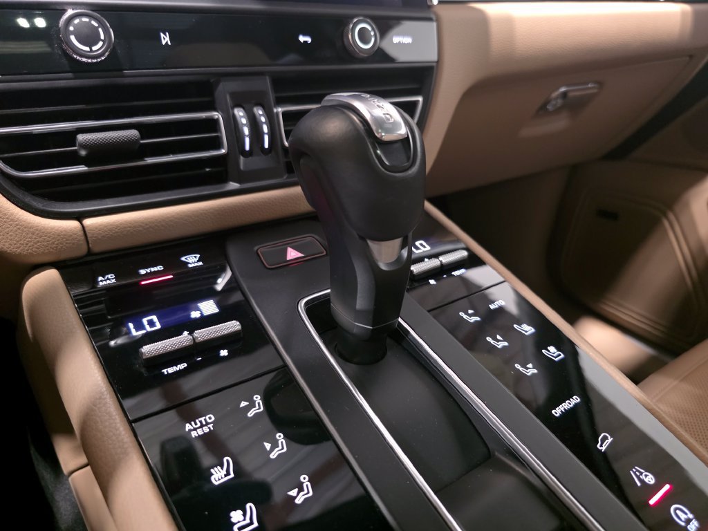 Certified 2023 Porsche Macan S AWD/4WD image 29