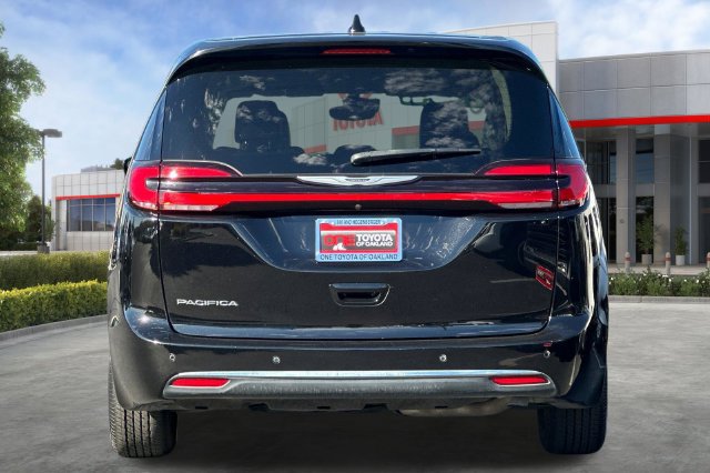 Used 2024 Chrysler Pacifica Touring-L FWD image 5