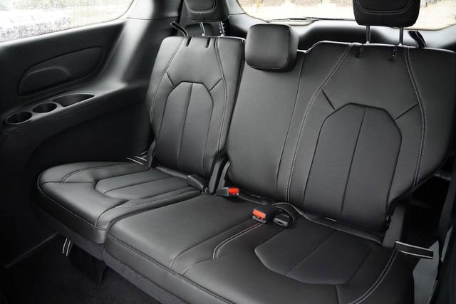 New 2026 Chrysler Pacifica Select image 12