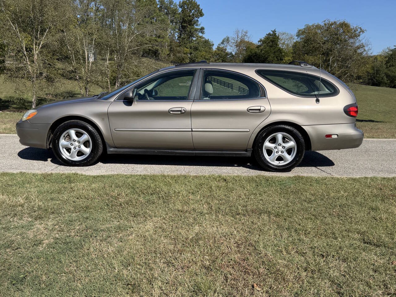 Used 2002 Ford Taurus SE FWD image 2