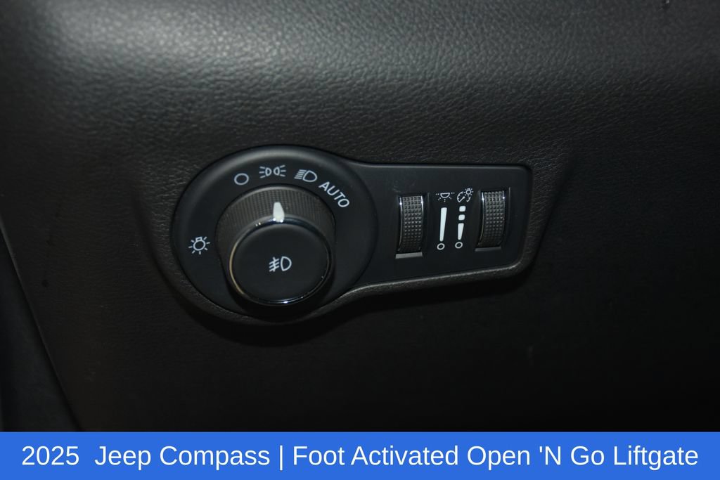 Used 2025 Jeep Compass Latitude w/ Sun & Sound Group AWD/4WD image 10