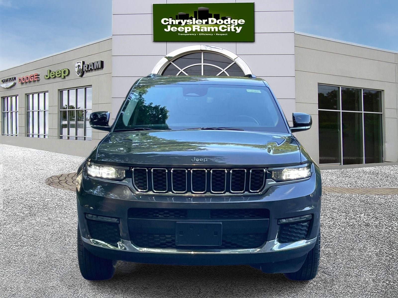 Used 2022 Jeep Grand Cherokee L Limited AWD/4WD image 2