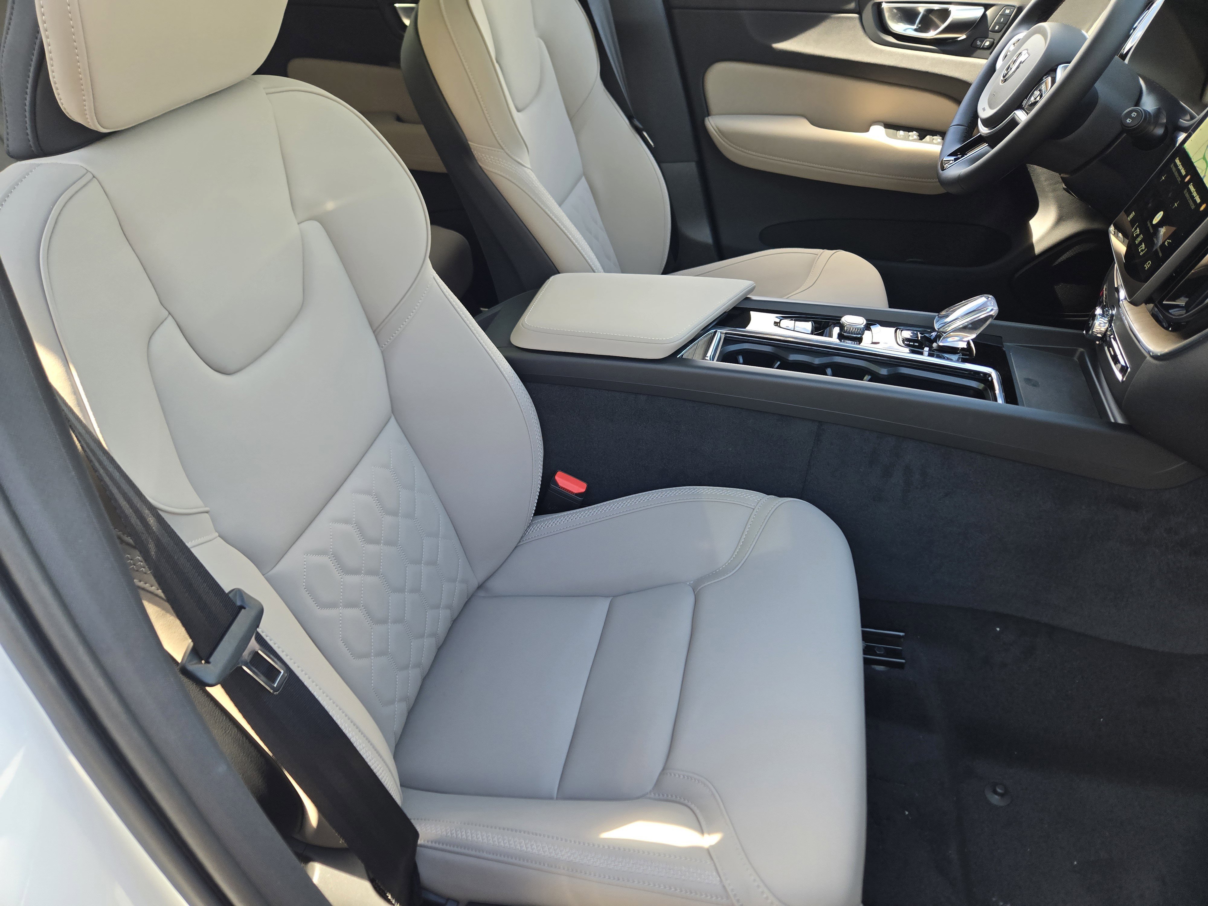 Used 2026 Volvo XC60 B5 Plus w/ Protection Package Premier AWD/4WD image 12