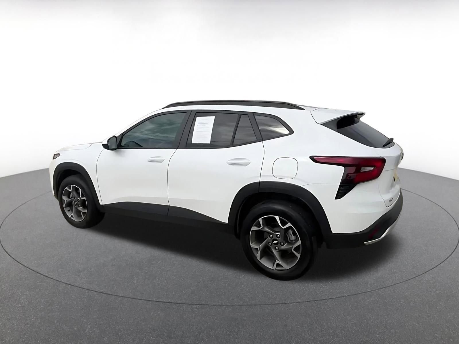 Used 2025 Chevrolet Trax LT FWD image 10