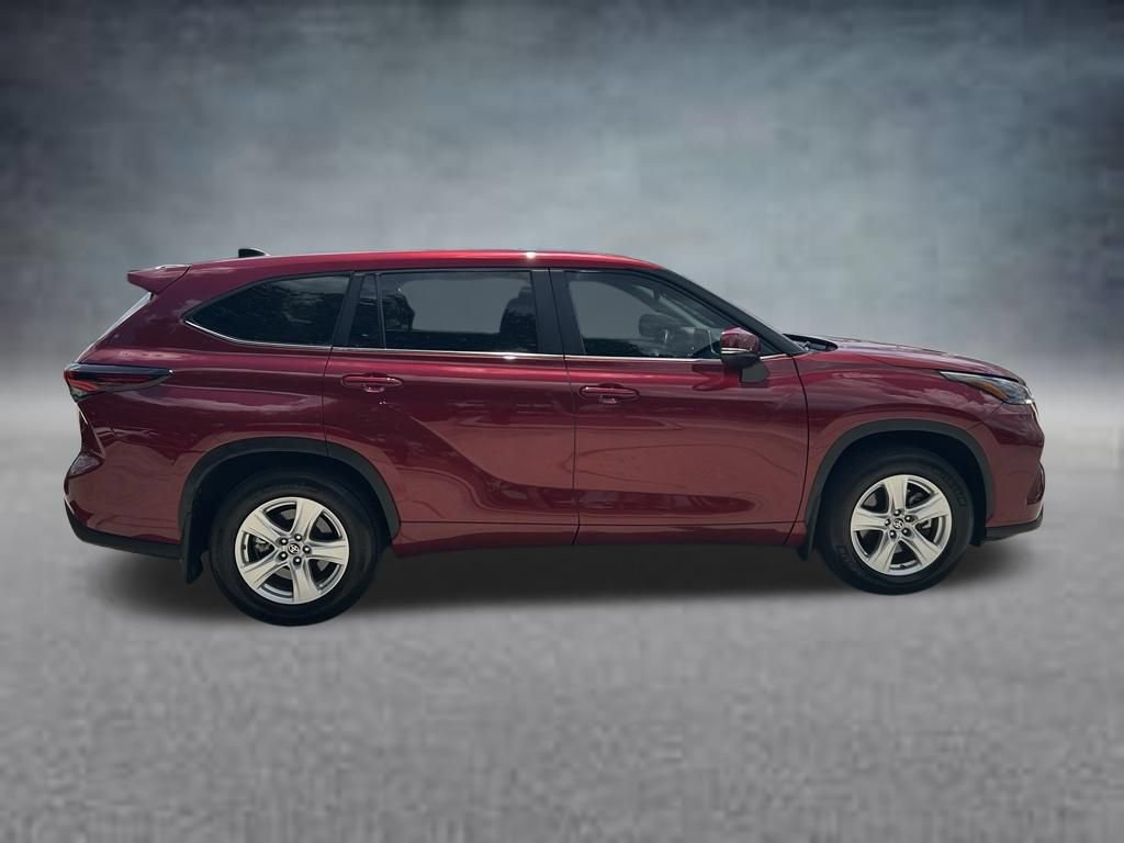 Used 2024 Toyota Highlander LE FWD image 6