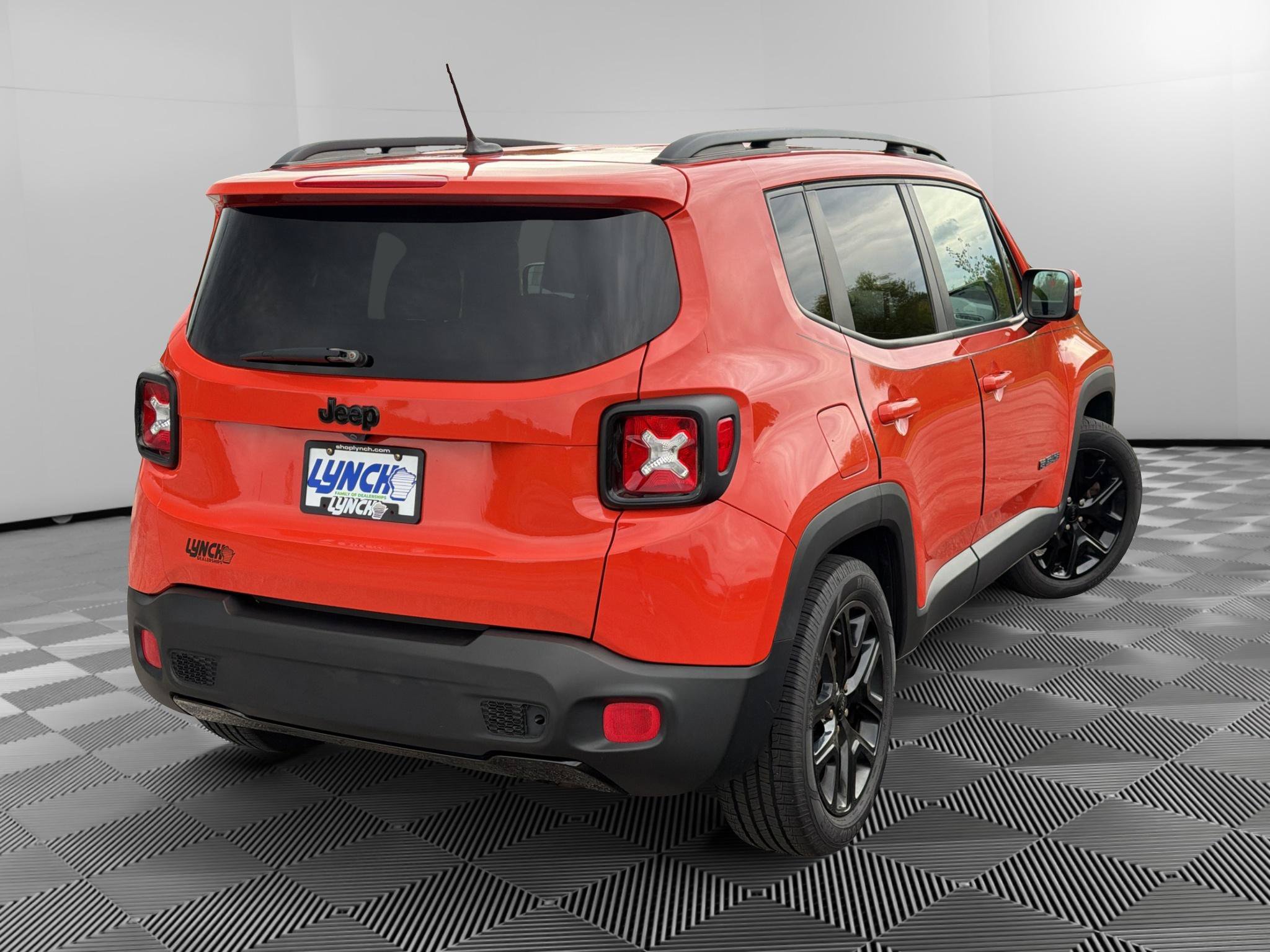 Used 2017 Jeep Renegade Altitude FWD image 4