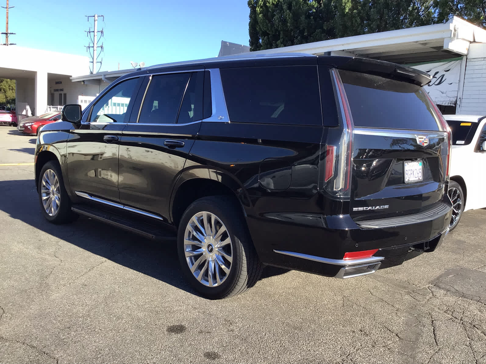 Used 2023 Cadillac Escalade Premium Luxury AWD/4WD image 3