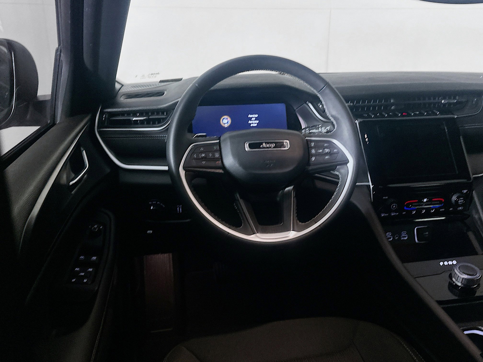 Used 2024 Jeep Grand Cherokee Laredo X image 18