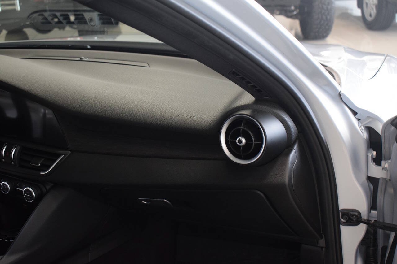 Used 2022 Alfa Romeo Giulia Ti RWD image 28