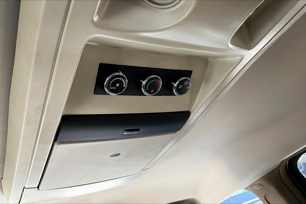 Used 2015 Chrysler Town & Country Touring FWD image 10
