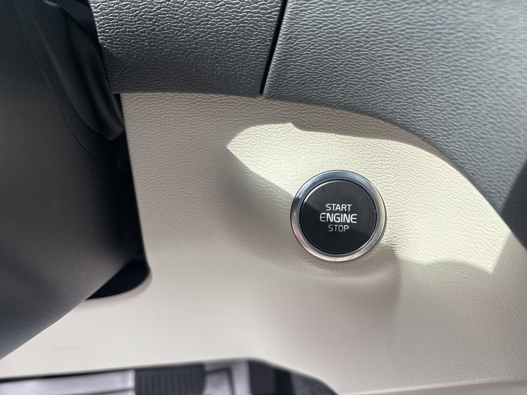 Certified 2024 Volvo XC40 B5 Plus w/ Climate Package AWD/4WD image 27