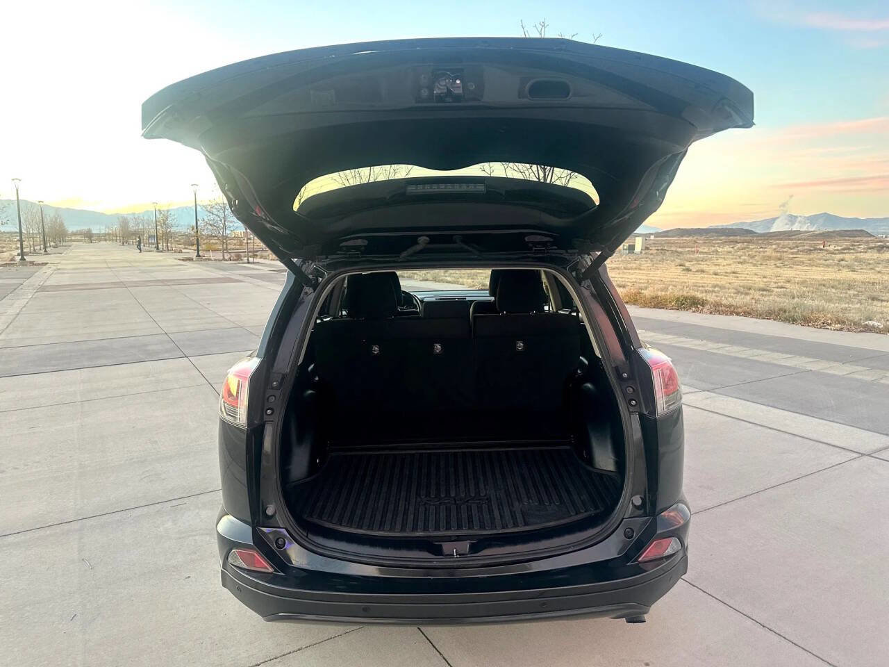 Used 2018 Toyota RAV4 LE image 7