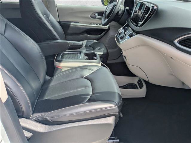 Used 2023 Chrysler Pacifica Touring-L FWD image 19