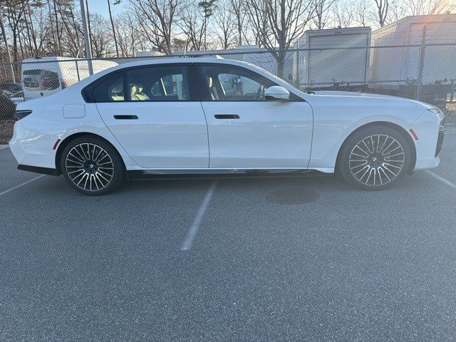 Used 2025 BMW 750e xDrive image 4