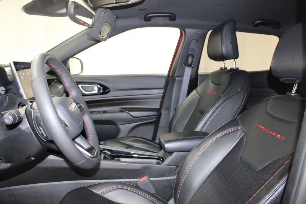 Used 2025 Jeep Compass Trailhawk AWD/4WD image 17