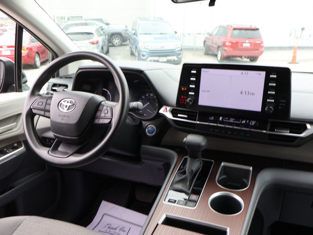 Used 2024 Toyota Sienna LE FWD image 13